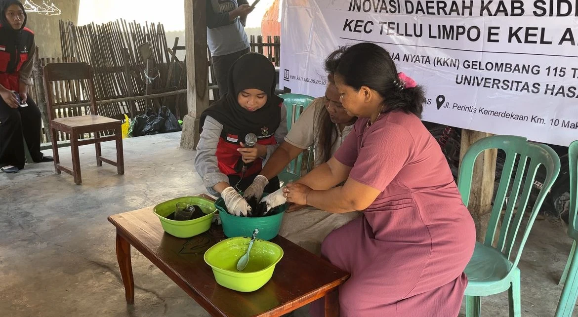 Mahasiswa KKN-T Universitas Hasanuddin bersama warga mempraktikkan pengolahan sekam padi menjadi briket sebagai upaya mengurangi limbah pertanian sekaligus menghadirkan sumber energi alternatif bernilai ekonomis di Kelurahan Amparita.